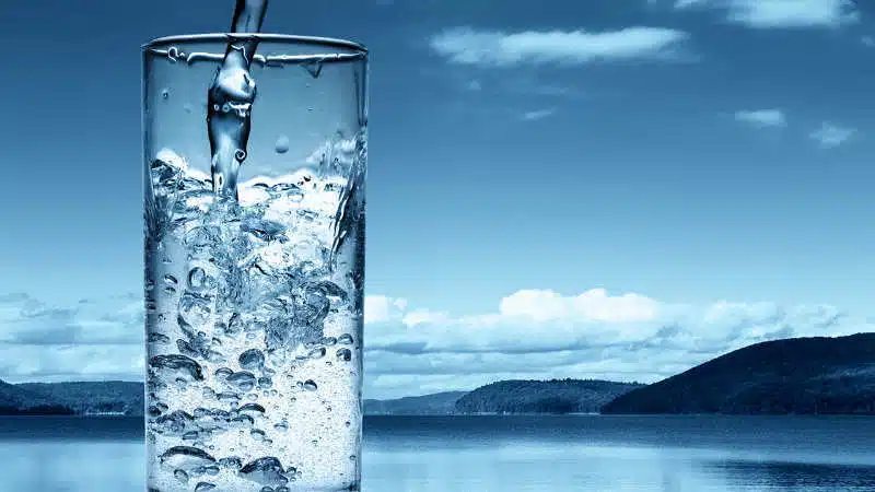 شرب الماء على معدة فارغة.. فوائد مذهلة