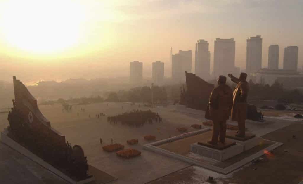 تمثالا الزعيمين الراحلين في كوريا الشمالية