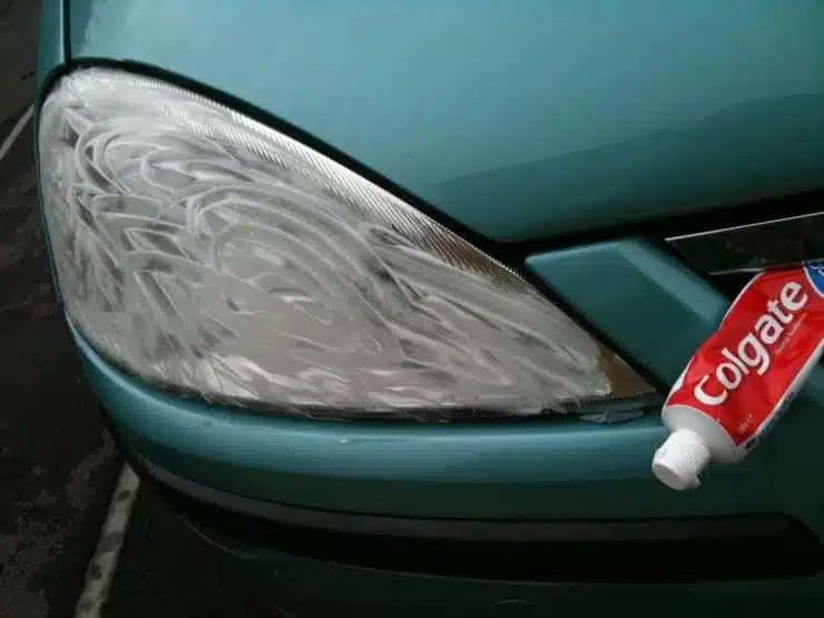 تنظيف مصابيح السيارات