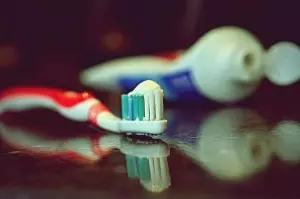 10 حلول منزلية مبتكرة باستخدام معجون الأسنان