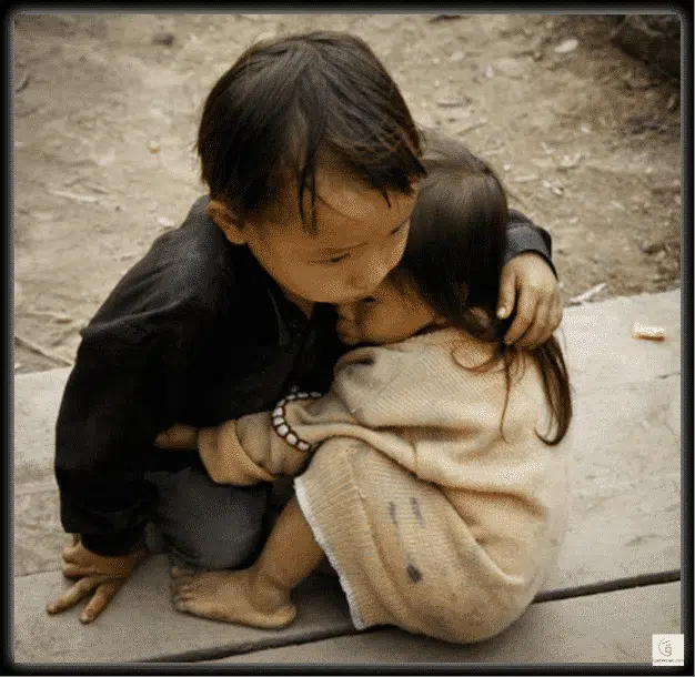 يتيم يحمي شقيقته في بورما.. فما حقيقة الصورة؟