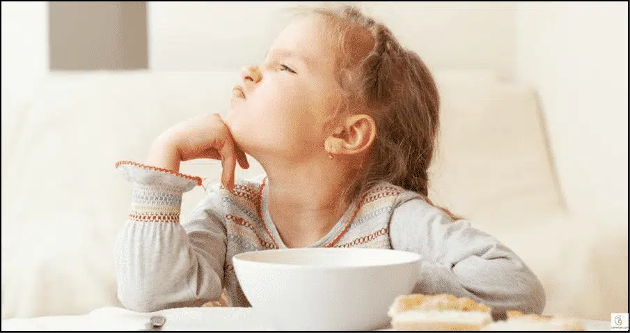 كيف تشجع طفلك على تناول الطعام دون عناد؟
