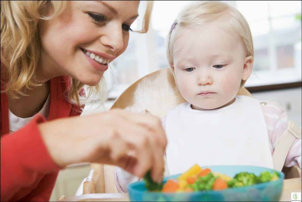 كيف تشجع طفلك على تناول الطعام دون عناد؟