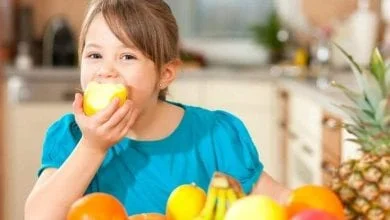 لماذا يجب أن نحرص على تعويد أطفالنا على تناول الفواكه باستمرار؟