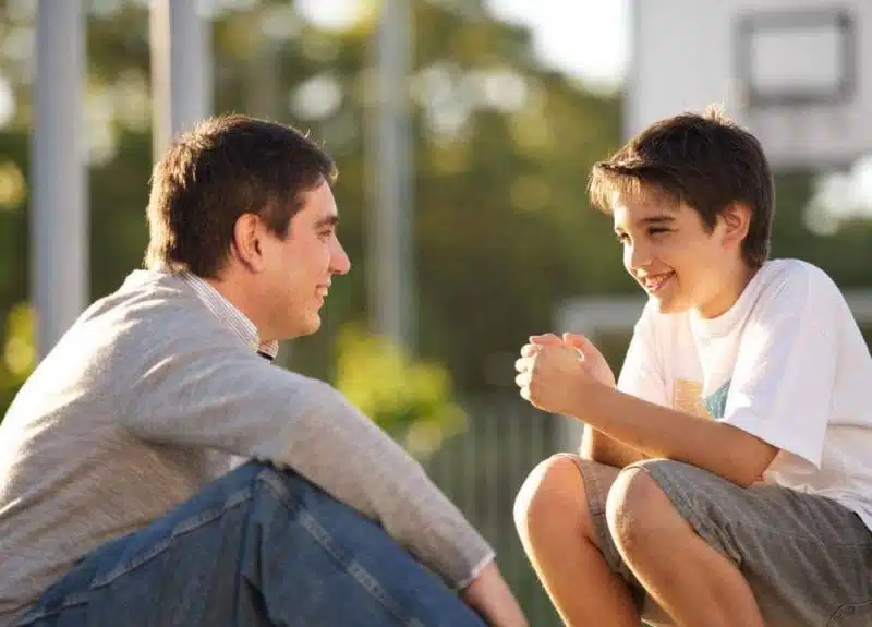 10 نصائح مهمة يحتاج ابنك المراهق لسماعها منك