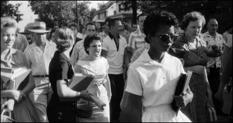 إليزابيث إيكفورد.. مناهضة العنصرية التي صارت رمزا للتسامح بعد 40 عاما!