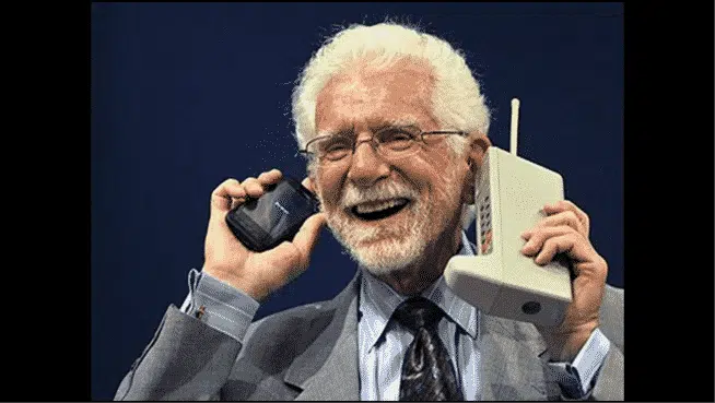 صورة سيلفي وهاتف محمول.. وأول الأشياء في التاريخ