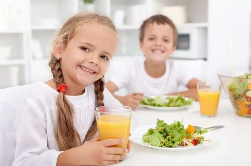 6 طرق فعالة لإقناع طفلك بتناول الطعام الصحي