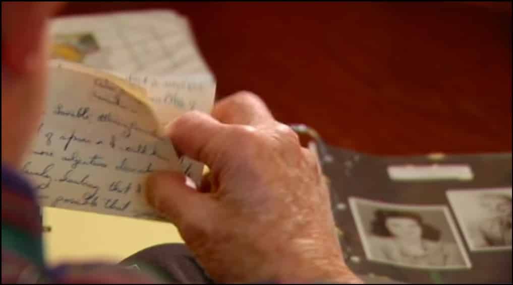 في عيد الحب.. عجوز يتلقى رسالة حب عمرها 70 عاما