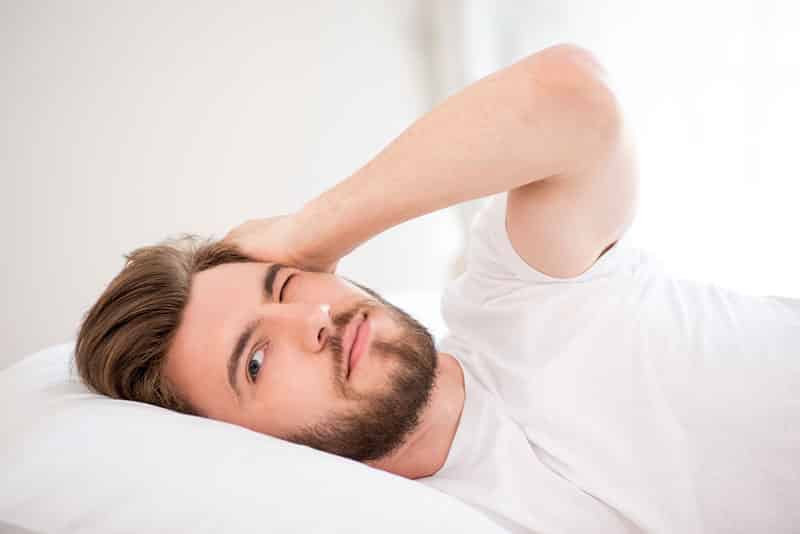 هل يؤدي إيقاظ النائم باسمه للإصابة بتلف الدماغ؟