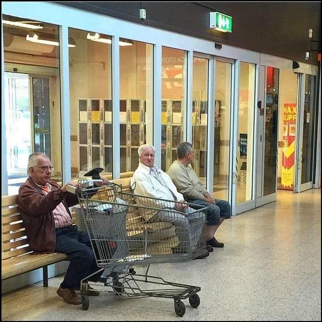 صور طريفة لرجال ينتظرون زوجاتهم أثناء التسوق!