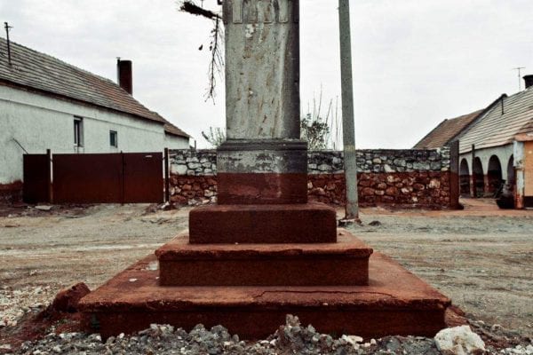 "تسريب قاتل" يصبغ قرية مجرية باللون الأحمر