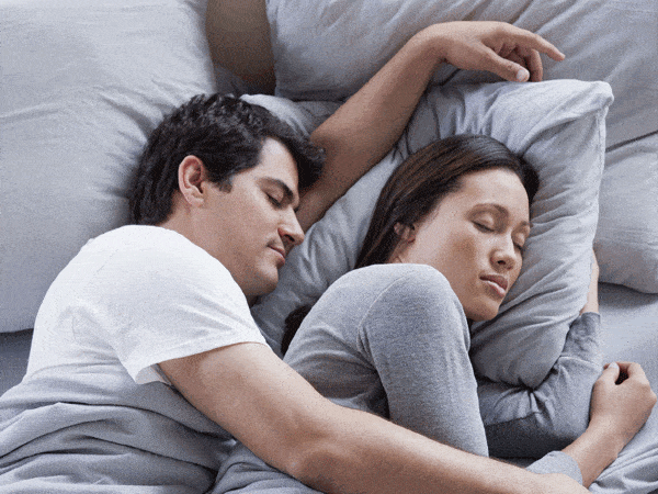 النوم بجانب من تحب.. 7 فوائد صحية لا تصدق