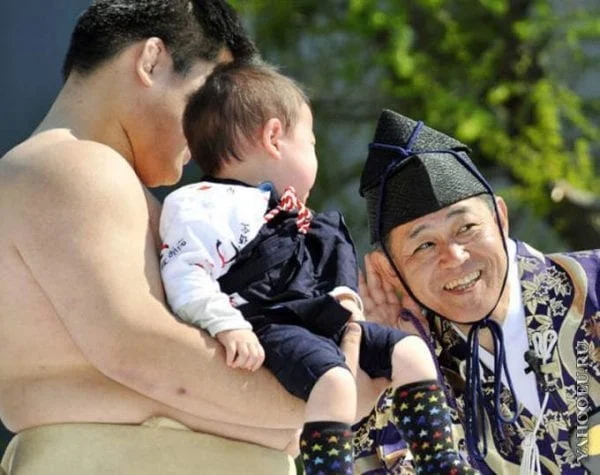 أغرب المسابقات.. لماذا يجبر اليابانيون أطفالهم على البكاء؟