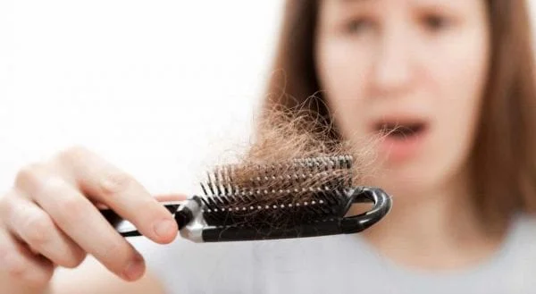 تساقط الشعر.. أسباب عدة وعلاجات طبيعية في متناول يدك