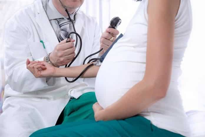 كيف تسيطر الحامل على ضغط الدم خلال الحمل؟