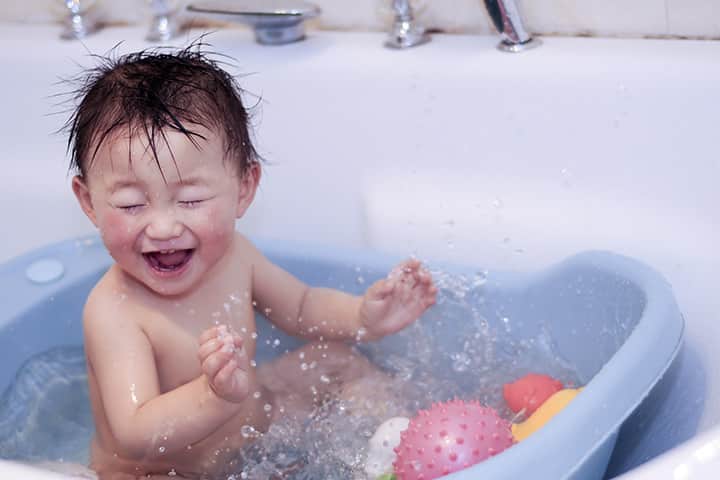 متى يكون الاستحمام خطرا على الأطفال؟