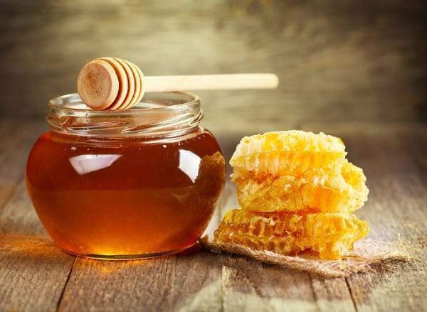 العسل والقرفة.. علاج طبيعي وخليط سحري