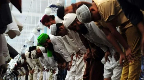رمضان في باكستان.. عبادة وتكافل وحرب البيض المسلوق!