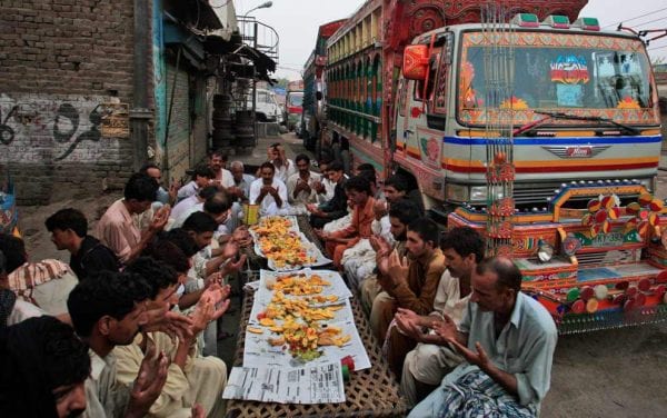 رمضان في باكستان.. عبادة وتكافل وحرب البيض المسلوق!