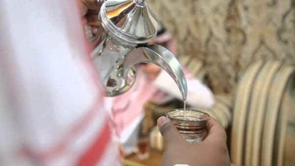 القهوة العربية.. قرينة الضيف وآداب لا يمكن تجاهلها