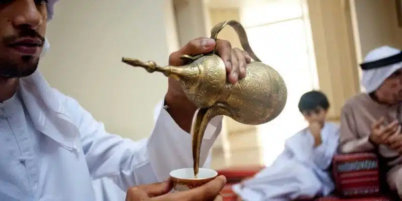 القهوة العربية في رمضان.. قرينة الضيف وآداب لا يمكن تجاهلها