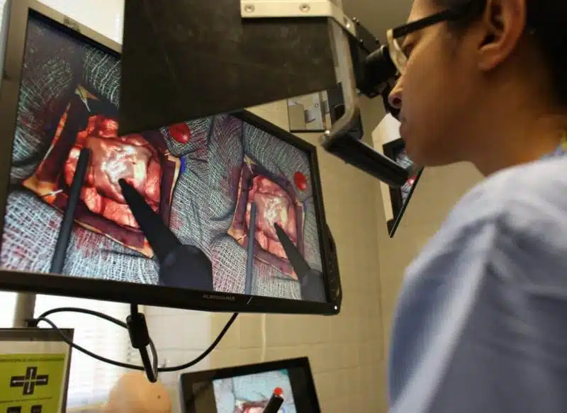 دراسة أمريكية تربط بين كفاءة الجراحين وممارسة الألعاب الإلكترونية