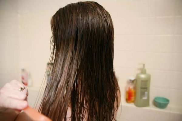 كيف تمشطين شعرك الرطب بطريقة صحيحة؟