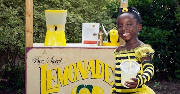 "ميكيلا" ذات الـ13 عاما.. صاحبة وصفة عصير الليمون الأشهر في أمريكا