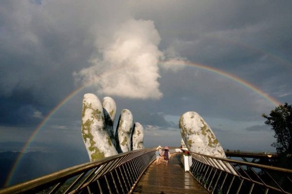 جسر فيتنام الذهبي.. ممر في السماء تحمله يد الأرض