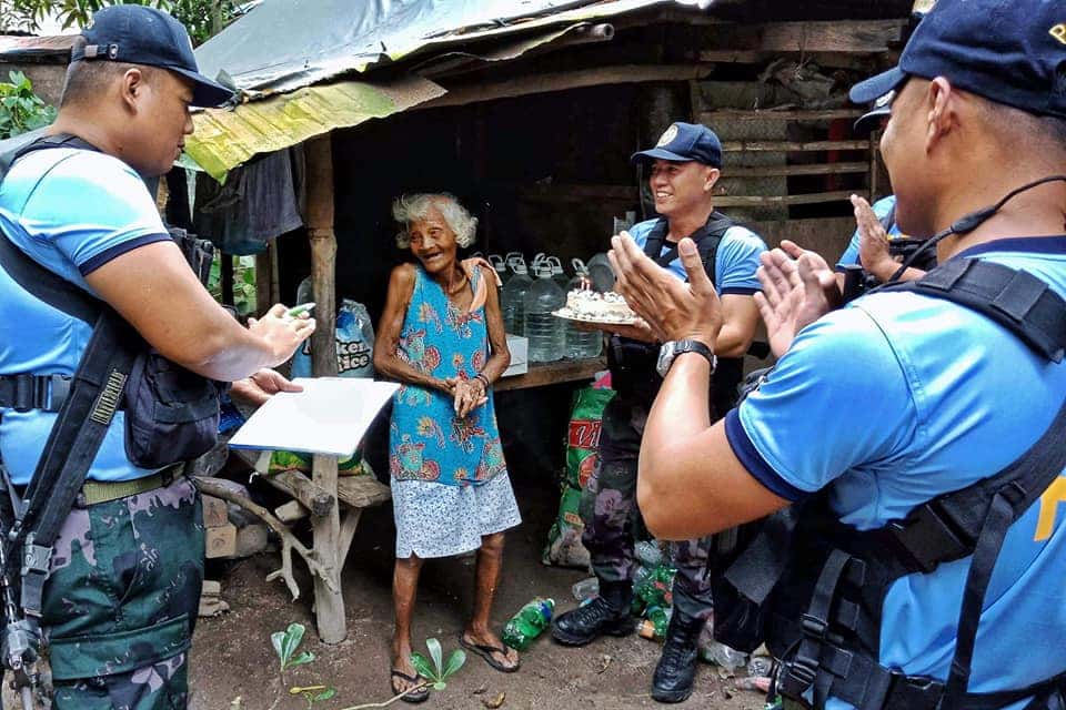 كيف كافأ رجال الشرطة الفلبينية بطلة تتجاوز الـ100 عام؟