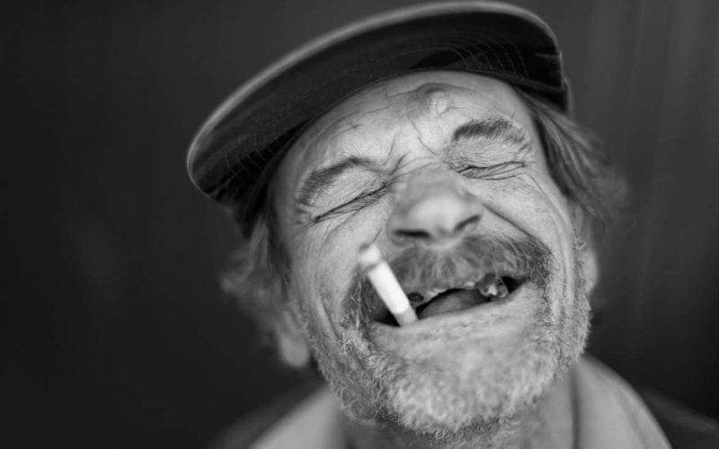 السيجارة تفقدك 11 دقيقة من عمرك والضحك يزيده 15.. مزحة أم معلومة؟