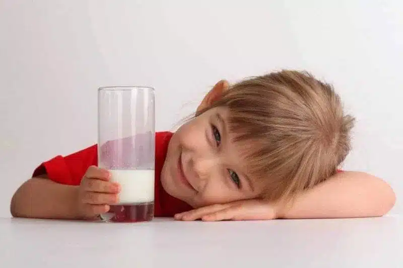 للصغار والكبار.. فوائد صحية رائعة عند شرب الحليب