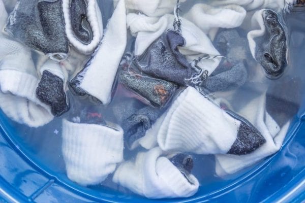 العودة للمدرسة.. 6 طرق فعالة لتنظيف الجوارب البيضاء
