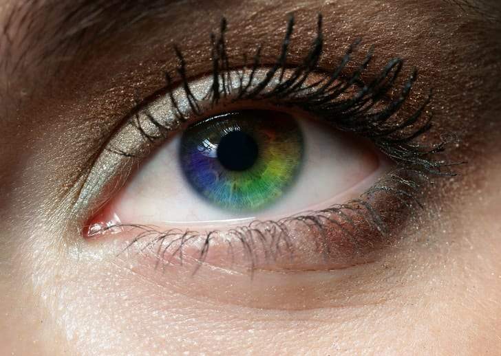 بعيدا عن الأمراض.. حالات تتسبب في تغيير لون العين