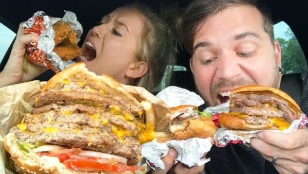 8 عادات خاطئة في تناول الطعام