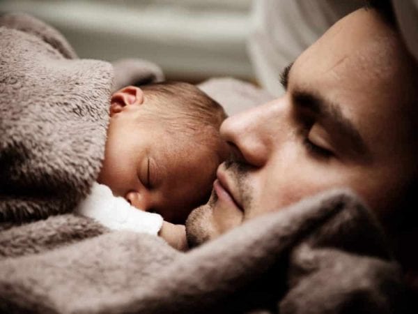 8 أسباب توضح أهمية الأب في حياة طفله الرضيع