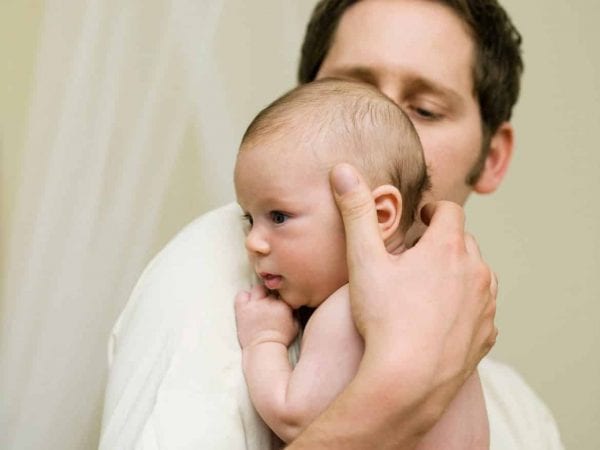8 أسباب توضح أهمية الأب في حياة طفله الرضيع