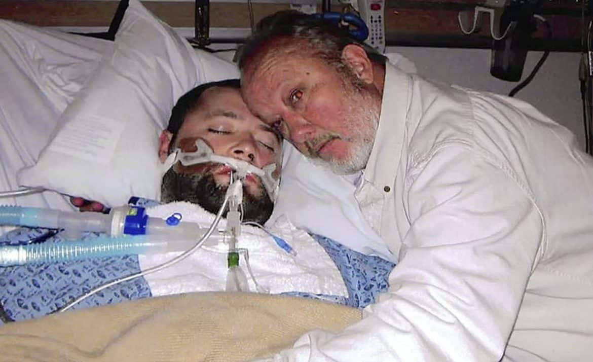 أب يهدد الأطباء بالقتل في حال رفع أجهزة الإنعاش عن ابنه.. قبل حدوث المفاجأة