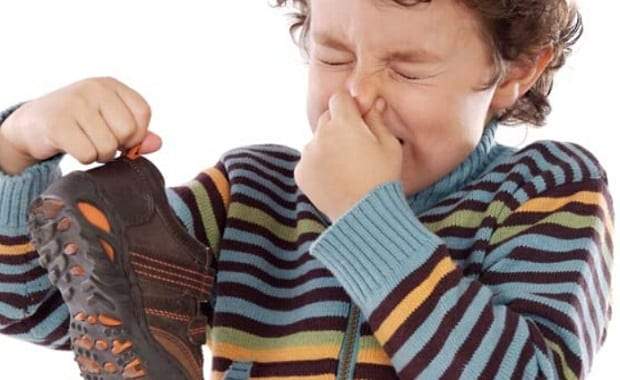 7 خطوات سهلة للتخلص من رائحة الحذاء الكريهة