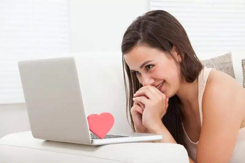 الحب عبر الإنترنت بين الحقيقة والسراب!