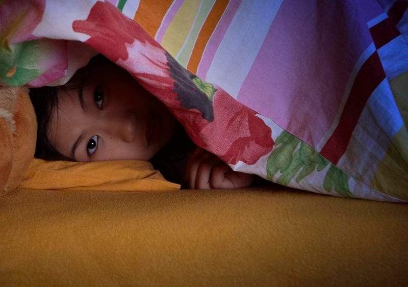كيف نساعد أطفالنا الصغار على النوم ليلا دون أزمات؟