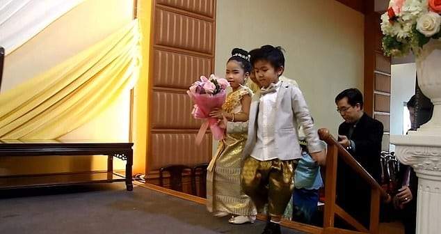 فقط في تايلاند.. زفاف بين توأم في السادسة لحمايتهما من سوء الطالع!