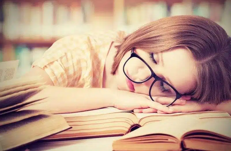 دراسة حديثة.. نوم الطلاب لـ8 ساعات يحسن الأداء في الامتحانات