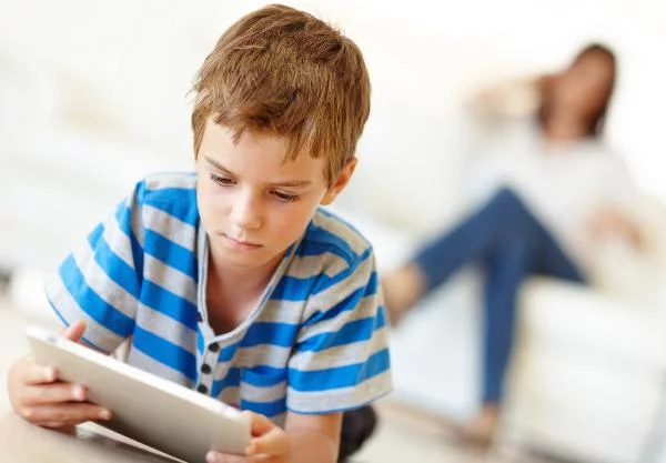 الأجهزة الإلكترونية تضعف القدرات الذهنية للأطفال
