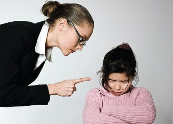 ضوابط معاقبة الأطفال وكيف يتعامل الآباء مع أخطاء أبنائهم
