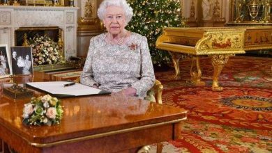 هل ألقت ملكة بريطانيا كلمتها وهي تجلس أمام بيانو صدام حسين المسروق؟