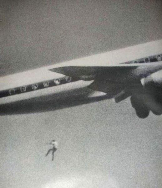 صور غريبة "سقوط فتاة من الطائرة"
