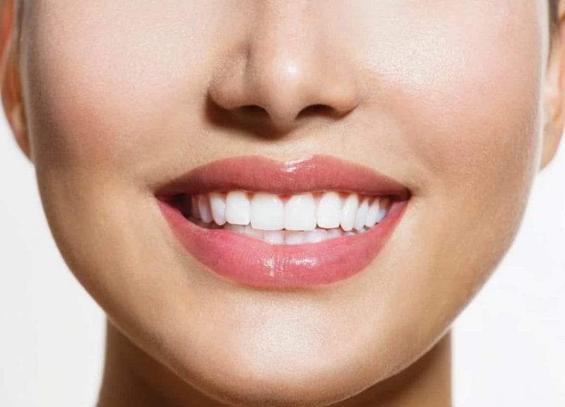 طرق تبييض الأسنان ومكافحة التسوس بخلطات طبيعية