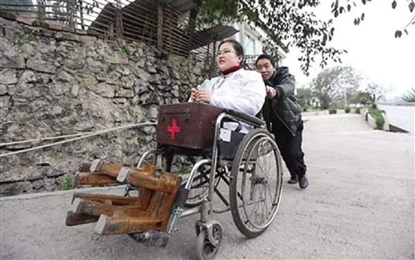لي جويونج.. طبيبة القرية الجبلية التي عالجت الآلاف وهي مبتورة القدمين